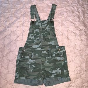 Girls Size 7  JUSTICE camo overall shorts